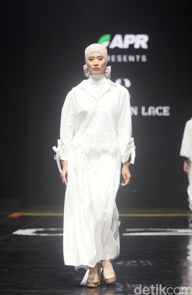 Inilah koleksi terbaru Cotton in Lace by Steffi Leonard yang ditampilkan dalam fashion show Redefining Fashion for Better Future di Istora Senayan, di Muffest 2024. Sabtu [10/8/2024]. Foto: mohammad Abduh/detikcom.