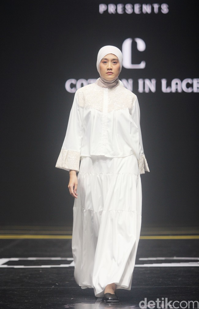 Inilah koleksi terbaru Cotton in Lace by Steffi Leonard yang ditampilkan dalam fashion show Redefining Fashion for Better Future di Istora Senayan, di Muffest 2024. Sabtu [10/8/2024]. Foto: mohammad Abduh/detikcom.