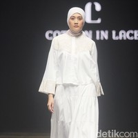 Inilah koleksi terbaru Cotton in Lace by Steffi Leonard yang ditampilkan dalam fashion show Redefining Fashion for Better Future di Istora Senayan, di Muffest 2024. Sabtu [10/8/2024]. Foto: mohammad Abduh/detikcom.