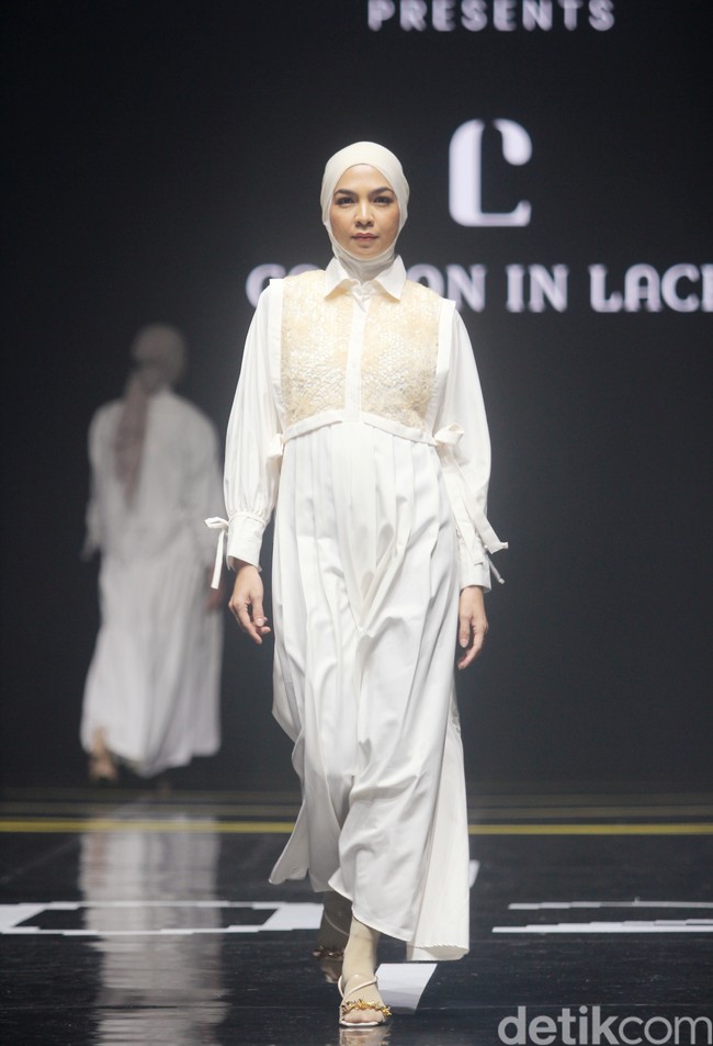 Inilah koleksi terbaru Cotton in Lace by Steffi Leonard yang ditampilkan dalam fashion show Redefining Fashion for Better Future di Istora Senayan, di Muffest 2024. Sabtu [10/8/2024]. Foto: mohammad Abduh/detikcom.