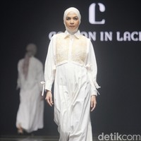 Inilah koleksi terbaru Cotton in Lace by Steffi Leonard yang ditampilkan dalam fashion show Redefining Fashion for Better Future di Istora Senayan, di Muffest 2024. Sabtu [10/8/2024]. Foto: mohammad Abduh/detikcom.