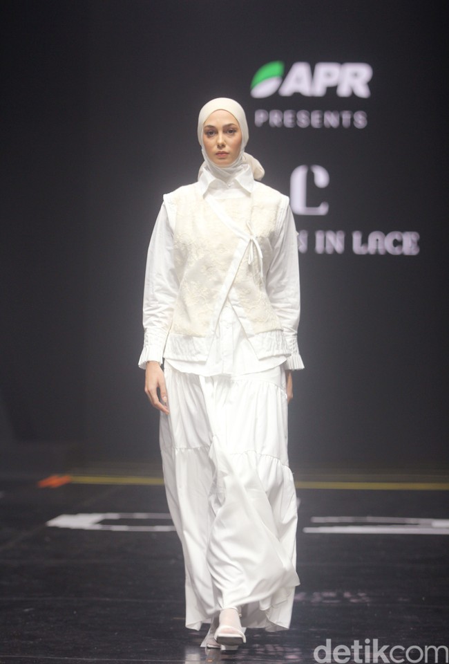 Inilah koleksi terbaru Cotton in Lace by Steffi Leonard yang ditampilkan dalam fashion show Redefining Fashion for Better Future di Istora Senayan, di Muffest 2024. Sabtu [10/8/2024].. Foto: mohammad Abduh/detikcom.
