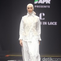 Inilah koleksi terbaru Cotton in Lace by Steffi Leonard yang ditampilkan dalam fashion show Redefining Fashion for Better Future di Istora Senayan, di Muffest 2024. Sabtu [10/8/2024].. Foto: mohammad Abduh/detikcom.