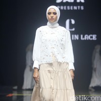 Inilah koleksi terbaru Cotton in Lace by Steffi Leonard yang ditampilkan dalam fashion show Redefining Fashion for Better Future di Istora Senayan, di Muffest 2024. Sabtu [10/8/2024]. Foto: mohammad Abduh/detikcom.