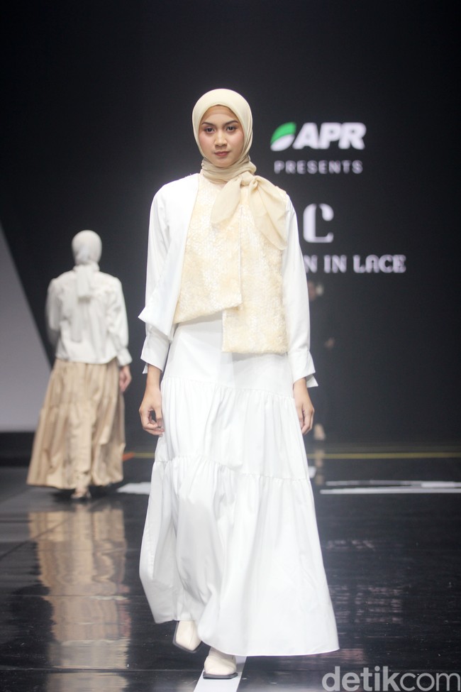 Inilah koleksi terbaru Cotton in Lace by Steffi Leonard yang ditampilkan dalam fashion show Redefining Fashion for Better Future di Istora Senayan, di Muffest 2024. Sabtu [10/8/2024]. Foto: mohammad Abduh/detikcom.