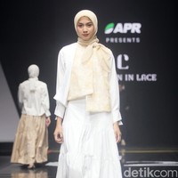 Inilah koleksi terbaru Cotton in Lace by Steffi Leonard yang ditampilkan dalam fashion show Redefining Fashion for Better Future di Istora Senayan, di Muffest 2024. Sabtu [10/8/2024]. Foto: mohammad Abduh/detikcom.