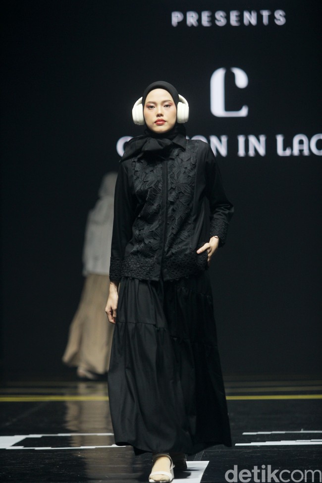 Inilah koleksi terbaru Cotton in Lace by Steffi Leonard yang ditampilkan dalam fashion show Redefining Fashion for Better Future di Istora Senayan, di Muffest 2024. Sabtu [10/8/2024]. Foto: mohammad Abduh/detikcom.