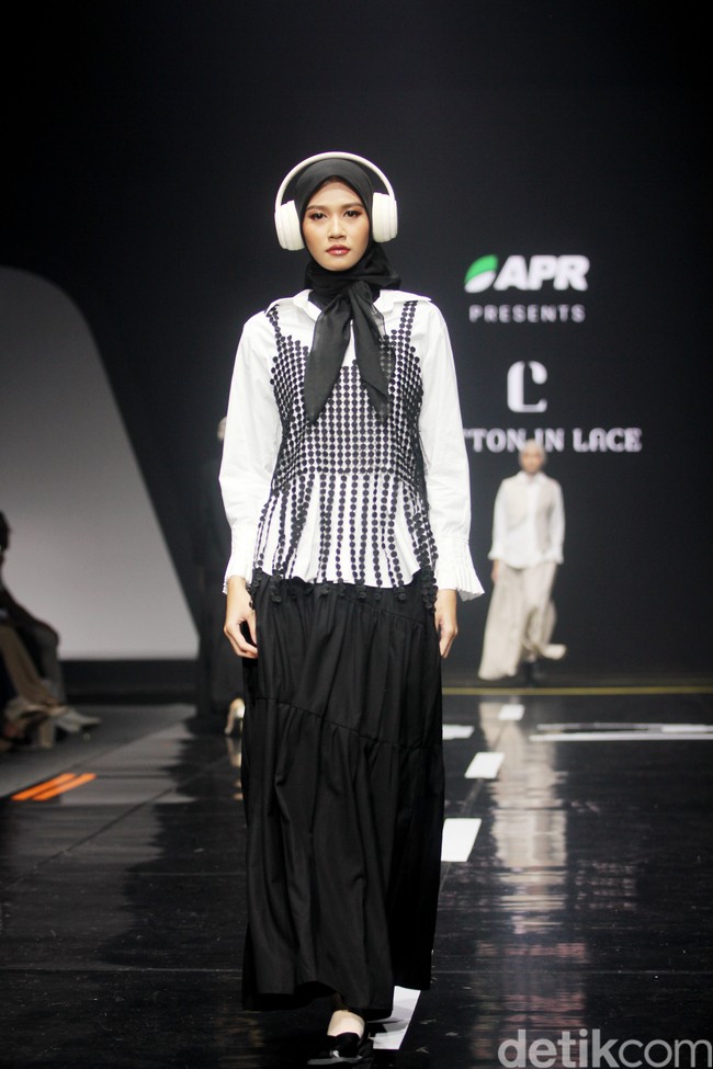Inilah koleksi terbaru Cotton in Lace by Steffi Leonard yang ditampilkan dalam fashion show Redefining Fashion for Better Future di Istora Senayan, di Muffest 2024. Sabtu [10/8/2024]. Foto: mohammad Abduh/detikcom.