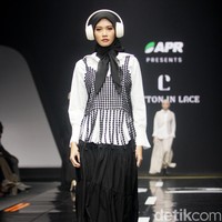 Inilah koleksi terbaru Cotton in Lace by Steffi Leonard yang ditampilkan dalam fashion show Redefining Fashion for Better Future di Istora Senayan, di Muffest 2024. Sabtu [10/8/2024]. Foto: mohammad Abduh/detikcom.