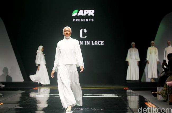 Inilah koleksi terbaru Cotton in Lace by Steffi Leonard yang ditampilkan dalam fashion show Redefining Fashion for Better Future di Istora Senayan, di Muffest 2024. Sabtu [10/8/2024]. Foto: mohammad Abduh/detikcom.