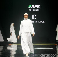 Inilah koleksi terbaru Cotton in Lace by Steffi Leonard yang ditampilkan dalam fashion show Redefining Fashion for Better Future di Istora Senayan, di Muffest 2024. Sabtu [10/8/2024]. Foto: mohammad Abduh/detikcom.