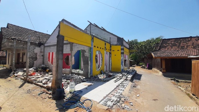 Kondisi terkini rumah di Pucakwangi, Pati, yang dibongkar seorang TKW karena batal dinikahi oleh pria warga Pati, Senin (19/8/2024).