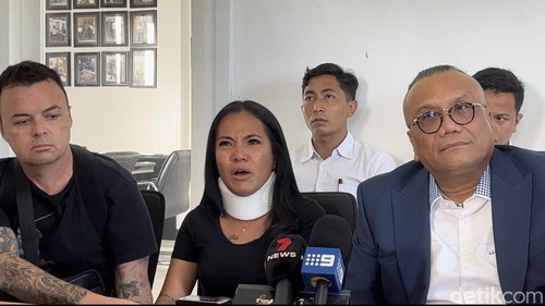 Konferensi pers Russell James Harris dan Eloira Decti Paskillah bersama kuasa hukumnya, Togar Situmorang, di Kantor Law Firm Togar Situmorang, Senin (19/8/2024). (Ida Bagus Putu Mahendra/detikBali)