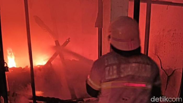 Koperasi Pangestu di Solo Baru, Sukoharjo, terbakar, Senin (19/8/2024).