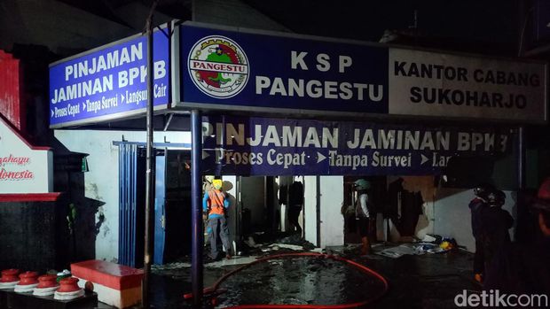 Koperasi Pangestu di Solo Baru, Sukoharjo, terbakar, Senin (19/8/2024).