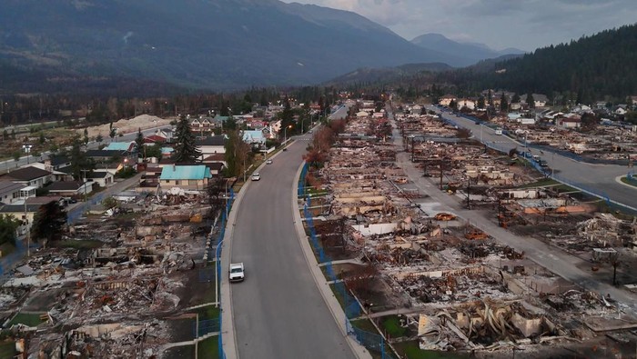 Houses and building along Patricia and Geikie streets, burned in the July 24 Jasper Complex wildfire, are seen in a still image from drone video taken in Jasper, Alberta, Canada August 15, 2024.  Luuk Wijk/Parks Canada/Handout via REUTERS. THIS IMAGE HAS BEEN SUPPLIED BY A THIRD PARTY. MANDATORY CREDIT