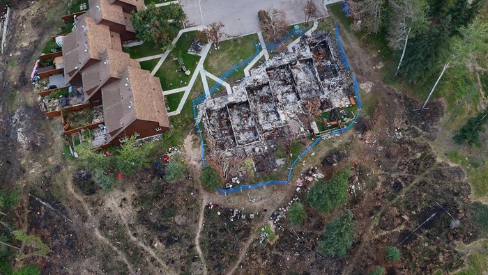 Kota Wisata di Kanada Rata dengan Tanah Usai Disambar Petir 58 Kali Houses and building along Patricia and Geikie streets, burned in the July 24 Jasper Complex wildfire, are seen in a still image from drone video taken in Jasper, Alberta, Canada August 15, 2024. Luuk Wijk/Parks Canada/Handout via REUTERS. THIS IMAGE HAS BEEN SUPPLIED BY A THIRD PARTY. MANDATORY CREDIT