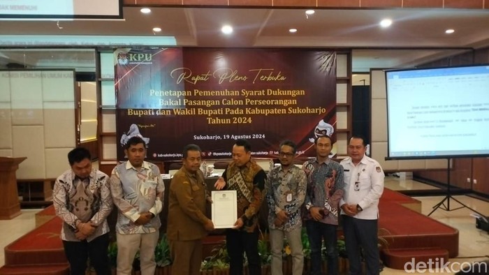 KPU Sukoharjo saat rapat pleno penetapan pemenuhan syarat dukungan bakal Paslon Independen, di Hotel Tosan, Kecamatan Grogol, Kabupaten Sukoharjo, Senin (19/8/2024).