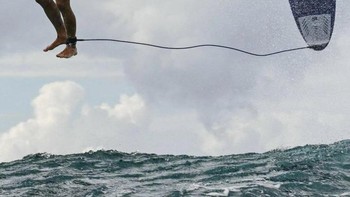 Atlet selancar Gabriel Medina tampak melayang bersama dengan papannya saat pertandingan olimpiade Paris 2024. (Foto: X/@tradingMaxiSL)