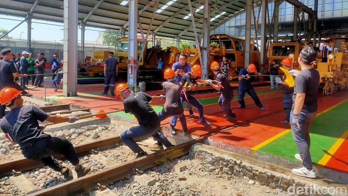 Lomba tarik Mesin Perawatan Jalan Rel (MPJR) di Cirebon