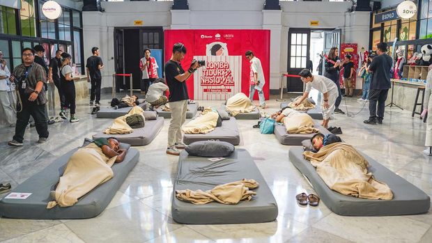 Lomba tidur dalam rangka memeriahkan HUT RI ke-79 yang diadakan di Pos Bloc, Jakarta (17/8/2024).