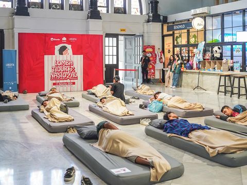 Lomba tidur dalam rangka memeriahkan HUT RI ke-79 yang diadakan di Pos Bloc, Jakarta (17/8/2024).