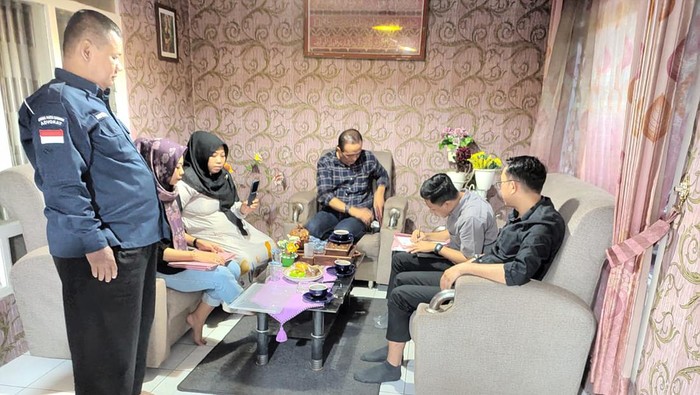 Tim dari Kemenkes RI ketika mendatangi keluarga mendiang mahasiswi PPDS Undip Semarang di Tegal, Minggu (18/8/2024).
