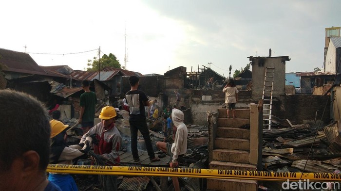 Kebakaran hebat yang melanda permukiman penduduk di Bara-baraya, Kota Makassar, Sulawesi Selatan (Sulsel) menghanguskan 14 rumah.