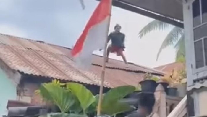 Maling kepergok warga di atas atap lalu pura-pura jadi ODGJ.