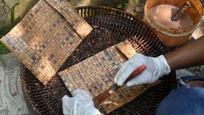 Pekerja memplitur sarung notebook saat produksi daur ulang limbah kertas di Salam Rancage Craft Of Hope, Tanah Baru, Kota Bogor, Jawa Barat, Senin (19/8/2024). Kerajinan daur ulang limbah kertas dan koran menjadi barang bermanfaat dan memiliki nilai ekonomi tersebut mampu diproduksi sebanyak 2.000 aneka produk per bulan dengan pemasaran melalui website maupun media sosial ke sejumlah daerah di Indonesia dan mancanegara seperti Amerika Serikat dan Eropa. ANTARA FOTO/Arif Firmansyah/rwa.