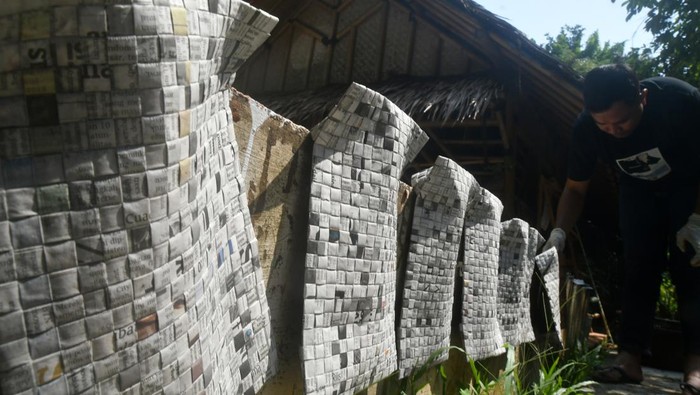 Mantap! Kerjainan Daur Ulang Limbah Kertas di Bogor Ini Tembus Mancanegara Pekerja memplitur sarung notebook saat produksi daur ulang limbah kertas di Salam Rancage Craft Of Hope, Tanah Baru, Kota Bogor, Jawa Barat, Senin (19/8/2024). Kerajinan daur ulang limbah kertas dan koran menjadi barang bermanfaat dan memiliki nilai ekonomi tersebut mampu diproduksi sebanyak 2.000 aneka produk per bulan dengan pemasaran melalui website maupun media sosial ke sejumlah daerah di Indonesia dan mancanegara seperti Amerika Serikat dan Eropa. ANTARA FOTO/Arif Firmansyah/rwa.