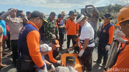 Penemuan sesosok mayat perempuan paruh baya tanpa identitas di Pantai Lepang, Banjarangkan, Klungkung, Senin (19/8/2024). (foto : Putu Krista/detikBali).