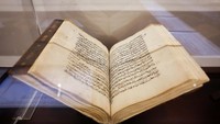 Di aula sejarahbanyak benda bersejarah, termasuk juga Al-quran.  