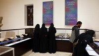 Wisatawan mengunjungi Museum Land of Frankincense atau Museum Negeri Kemenyan di Provinsi Dhofar, Oman, dalam foto yang diambil pada 7 Agustus 2024.  