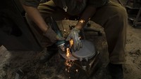 Pada hari-hari berikutnya, peralatan masak yang masih kasar akan dikirim ke pekerja lain yang menggiling gerinda yang lebih kecil, memoles permukaannya, dan memanggangnya pada suhu tinggi agar tahan karat. Selain kekuatan dan keterampilan yang dibutuhkan untuk membuat cetakan, metode tradisional membutuhkan pengalaman untuk mengondisikan pasir dengan jumlah kelembapan yang tepat agar sesuai dengan kondisi cuaca.
