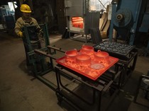 Melihat Pembuatan Tradisional Alat Masak di Pabrik Jepang Berusia 172 Tahun