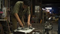 Suzuki menggunakan pasir basah dan beberapa bahan lain untuk membuat cetakan menggunakan metode yang disebut tegome, atau pengisian dengan tangan. Dia menghabiskan waktu berjam-jam untuk memadatkan pasir dalam rangka besi untuk memadatkannya dengan jumlah yang tepat untuk membuat cetakan, di mana dia mengukir desain terperinci untuk panci.