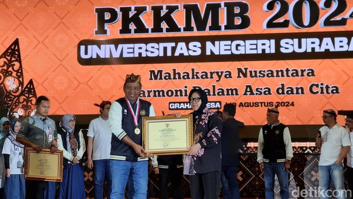 Mensos Risma di Unesa