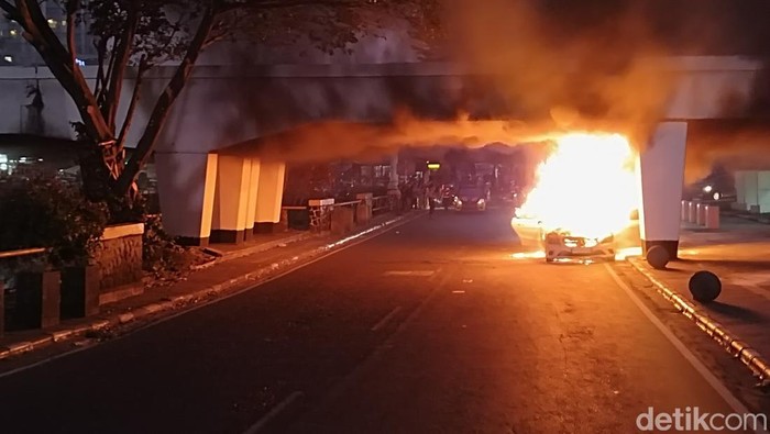 Mobil hangus terbakar di Viaduct Bandung.