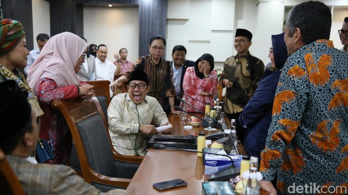 Wakil Ketua DPR RI Fraksi PKB, Muhaimin Iskandar menyerahkan palu pimpinan pansus haji kepada Nusron Wahid di Komplek Parlemen, Jakarta, Senin (19/8/2024).