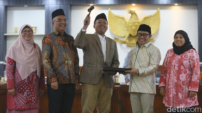 Momen Nusron Wahid Ditetapkan Jadi Ketua Pansus Haji DPR Wakil Ketua DPR RI Fraksi PKB, Muhaimin Iskandar menyerahkan palu pimpinan pansus haji kepada Nusron Wahid di Komplek Parlemen, Jakarta, Senin (19/8/2024).