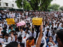 Nakes India Demo Besar-besaran Protes Pemerkosaan-Pembunuhan Dokter Magang