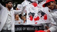 Para dokter di seluruh negeri mengadakan protes dan menolak untuk menangani pasien yang tidak darurat setelah pembunuhan dokter berusia 31 tahun pada tanggal 9 Agustus, yang menurut polisi diperkosa dan dibunuh di sebuah rumah sakit di kota bagian timur Kolkata tempat dia menjadi peserta pelatihan. REUTERS/Adnan Abidi