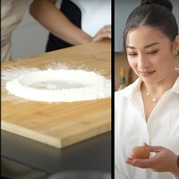 Nikita dan Winona tampak begitu antusias mengikuti kelas memasak tersebut. Chef Andry sendiri hanya membantu mengarahkan dan membiarkan Nikita dan Winona yang mengerjakan seluruhnya. Foto: YouTube/Nikita Willy Official
