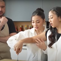 Saking antusiasnya, Nikita dan Winona sempat berebutan saat diminta mengaduk adonan pasta. Pada akhirnya Winona pun mengalah dan membiarkan Nikita yang mencobanya terlebih dahulu. Foto: YouTube/Nikita Willy Official