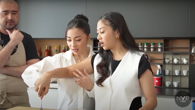 Saking antusiasnya, Nikita dan Winona sempat berebutan saat diminta mengaduk adonan pasta. Pada akhirnya Winona pun mengalah dan membiarkan Nikita yang mencobanya terlebih dahulu. Foto: YouTube/Nikita Willy Official