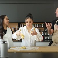 Ketika Winona dan chef Andry tengah mengobrol, Nikita tetap terlihat serius mengaduk-aduk adonan menggunakan tangan telanjang.  Foto: YouTube/Nikita Willy Official