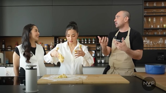 Ketika Winona dan chef Andry tengah mengobrol, Nikita tetap terlihat serius mengaduk-aduk adonan menggunakan tangan telanjang.  Foto: YouTube/Nikita Willy Official