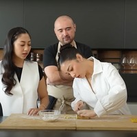 Dengan hati-hati Nikita Willy tampak memotong lembaran pasta yang sudah jadi. Walaupun hasilnya masih berantakan, ada yang tipis dan ada yang tebal. Foto: YouTube/Nikita Willy Official