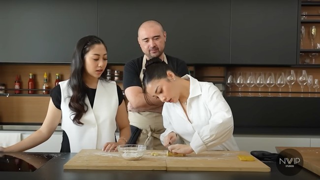 Dengan hati-hati Nikita Willy tampak memotong lembaran pasta yang sudah jadi. Walaupun hasilnya masih berantakan, ada yang tipis dan ada yang tebal. Foto: YouTube/Nikita Willy Official